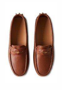 Scarpe mocassino in pelle marrone con finitura testurizzata, accentuate da un dettaglio dorato sul vamp e dalla forma morbida e arrotondata.