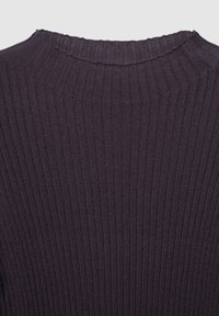 Tessuto lavorato a maglia di colore viola scuro con coste, caratterizzato da un collo rotondo. La texture è morbida, con motivi a maglia visibili e un orlo leggermente sfilacciato.