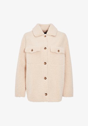 Chaqueta de forro polar beige con cuello, dos bolsillos en el pecho y cierres de botón. Textura suave y corte relajado, adecuada para usar en capas.
