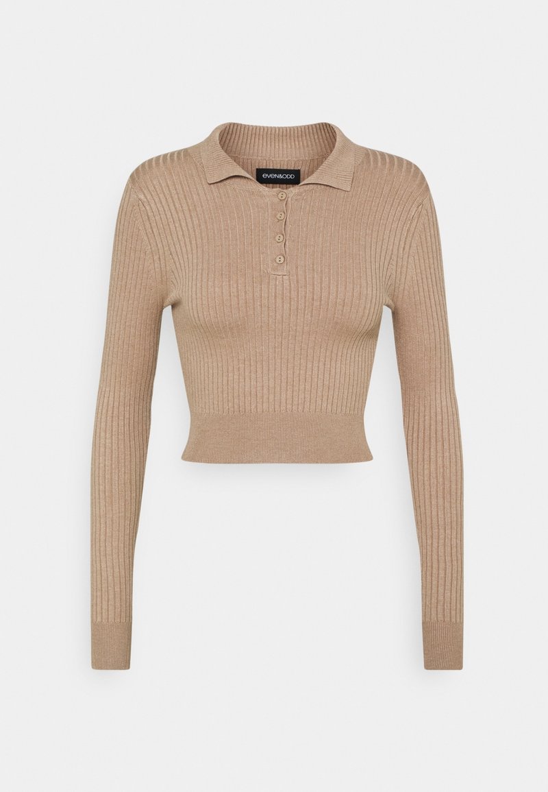 Pull polo beige côtelé à manches longues avec quatre boutons sur le devant et taille ajustée, en tissu tricoté.