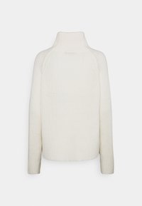 Pull en maille côtelée de couleur crème, à col roulé, avec des manches longues et une coupe décontractée. Possède un col haut et un motif de tricot texturé sur le tissu.