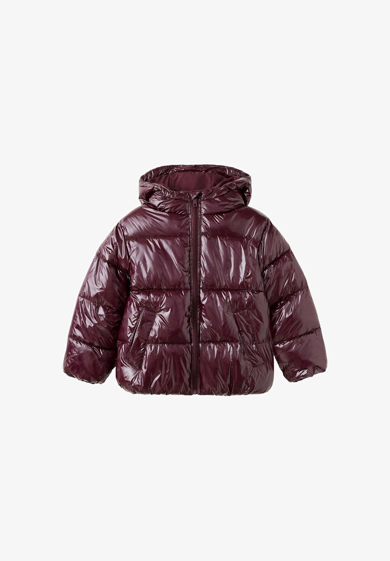 Doudoune brillante bordeaux à capuche avec fermeture éclair frontale et deux poches latérales inclinées, conçue pour temps froid.