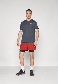 Under Armour LAUNCH - Lühikesed kaks-ühes jooksupüksid - earthen orange/black