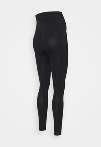 Černé legíny s vysokým pasem, které se vyznačují hladkým povrchem, přiléhavým střihem a celkovou délkou bez viditelných švů či vzorů.