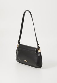 Černá kožená kabelka s hladkou texturou, jedním ramenním popruhem, zlatými kovovými doplňky a předním magnetickým zapínáním.