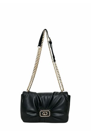 Borsa a tracolla in pelle nera con design annodato, tracolla a catena dorata e una decorazione rettangolare in metallo dorato sulla parte anteriore.