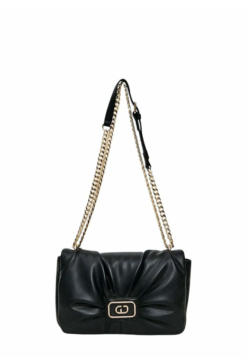 Borsa a tracolla in pelle nera con design annodato, tracolla a catena dorata e una decorazione rettangolare in metallo dorato sulla parte anteriore.