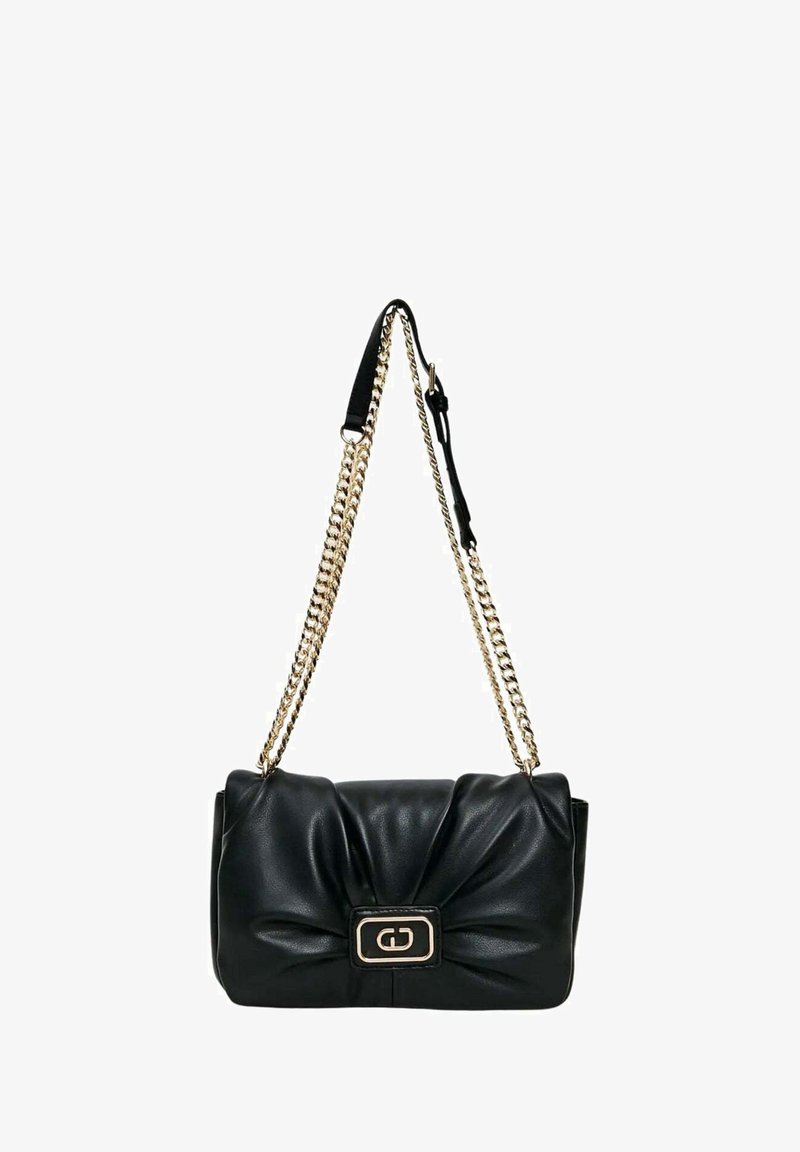 Borsa a tracolla in pelle nera con design annodato, tracolla a catena dorata e una decorazione rettangolare in metallo dorato sulla parte anteriore.