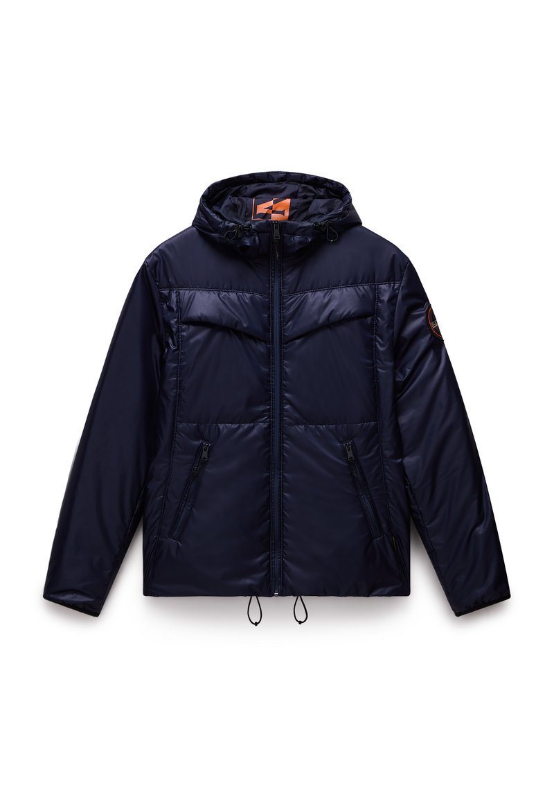 Chaqueta tipo puffer azul marino con capucha, bolsillos con cremallera, puños elásticos y dobladillo con cordón. Presenta una etiqueta interna y un parche de logo en contraste.