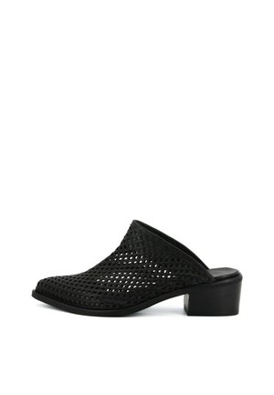 Mule nero senza lacci con design a reticolo aperto, punta appuntita e tacco basso a blocchetto.