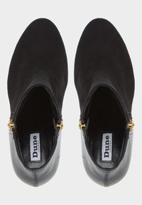 Botas negras hasta el tobillo con parte superior de ante, detalles en cuero, cremalleras doradas y un diseño elegante. El forro interior es suave y acolchado.