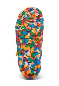 Semelle de chaussure en caoutchouc multicolore avec des motifs géométriques texturés en rouge, bleu, vert, orange et blanc sur fond blanc.