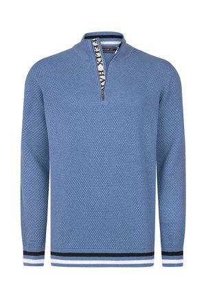 Lichtblauwe pullover trui met een textuurpatroon, half-rits nek en strepen in wit en marineblauw bij de boorden en zoom. Merkenlabel zichtbaar.