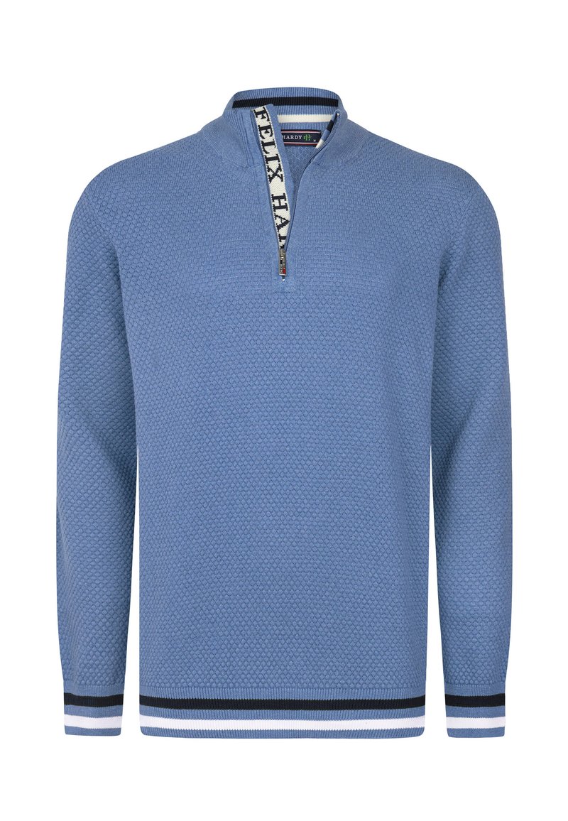 Lichtblauwe pullover trui met een textuurpatroon, half-rits nek en strepen in wit en marineblauw bij de boorden en zoom. Merkenlabel zichtbaar.