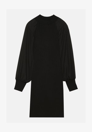Mustmust kleit, millel on ribatud kangas, puffse varrukad ja kõrge kaelus. Siluett on sirge ja ulatub põlve.