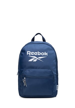 Granatowy plecak Reebok z przednią kieszenią na zamek, logo Reebok z przodu oraz górną rączką.