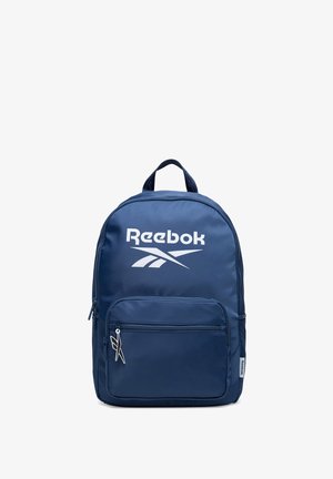 Mochila Reebok azul marino con bolsillo frontal con cremallera, logo de Reebok en el frente y asa superior.