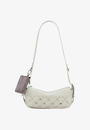 Torebka na ramię wykonana z jasnobeżowej skóry, z teksturowanym wykończeniem i dekoracyjnym kwadratowym wzorem z cylindrycznymi ćwiekami. Zawiera odpinaną metaliczną saszetkę.