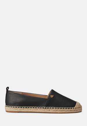 Zwarte leren espadrille met gevlochten jutezool en neuskapje, met klein goudkleurig logo aan de zijkant en trek lus bij de hiel.