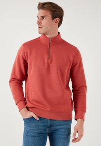 Unselected, brick red