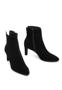 Stivaletti alla caviglia in suede nero con punta affusolata e tacco di media altezza. Presentano una zip laterale per una facile calzata e una finitura liscia e strutturata.