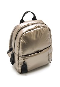 Mochila acolchada metálica dorada con dobles cremalleras, detalles en negro y un asa en la parte superior. Cuenta con un bolsillo frontal y una textura suave y acolchada.