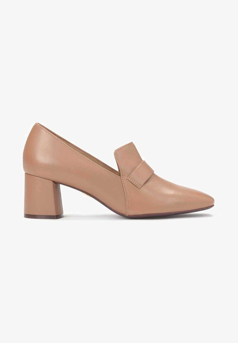 Chaussure à talon haut en cuir beige avec un bout pointu et un large talon bloc. Présente une bride décorative sur le dessus.