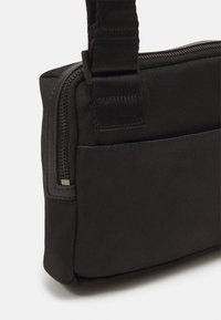 Calvin Klein REMOTE PRO CAMERA BAG - Skulderveske - black