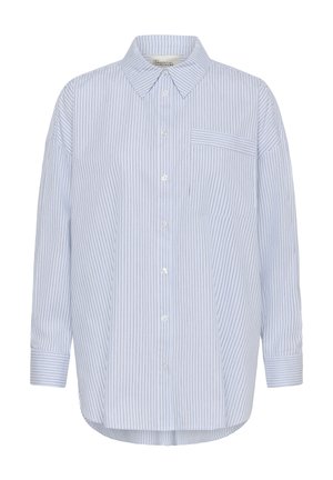 Camisa de manga larga azul claro con finas rayas verticales blancas y oscuras, cierre de botones en la parte delantera, cuello puntiagudo y un bolsillo en el pecho en el lado izquierdo.