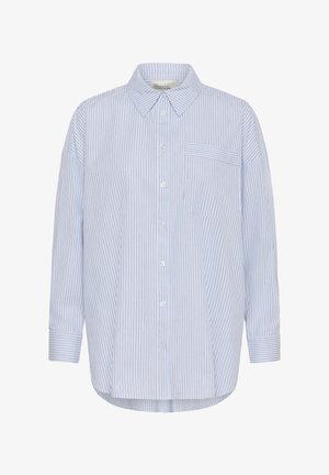 Camisa de manga larga azul claro con finas rayas verticales blancas y oscuras, cierre de botones en la parte delantera, cuello puntiagudo y un bolsillo en el pecho en el lado izquierdo.