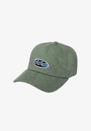 Cappellino da baseball verde in velluto a coste con visiera curva e toppa ovale con tre disegni di onde blu e nere.