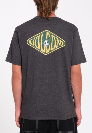Grijze katoenen T-shirt met een groot geel en groen diamantlogo op de achterkant met een driehoekig embleem in het midden. Korte mouwen.