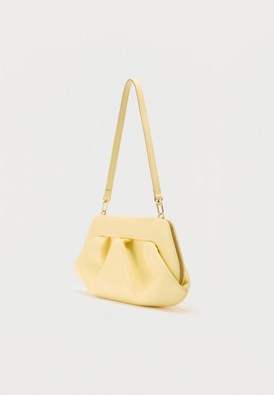 Petit sac à main en cuir jaune doux avec devant plissé, cadre rectangulaire et une longue bandoulière.