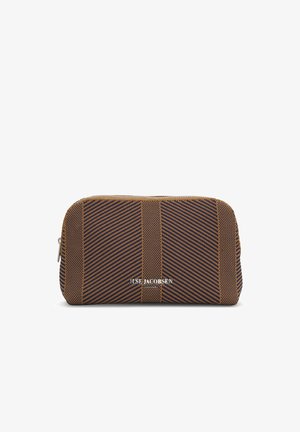 Rektangulær brun og marineblå stofpose med lynlåslukning og "ILSE JACOBSEN"-logo trykt på forsiden i midten.