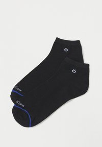 Calcetines negros hasta el tobillo hechos de una mezcla de algodón, con un puño acanalado y un pequeño acento azul cerca del dedo del pie con el logo de la marca.