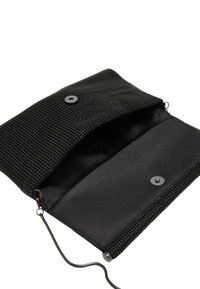 Czarna kopertówka z teksturowanym wykończeniem, z zapięciem na zatrzask i gładkim czarnym wnętrzem, zawiera łańcuszek dla większej wszechstronności.