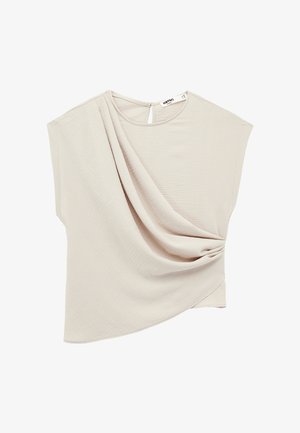 Blusa beige de manga corta con tela drapeada asimétricamente y escote redondo con un pequeño cierre de botón en forma de ojo de cerradura en la parte trasera.