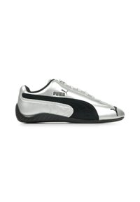 Zapatilla Puma negra y plateada con un diseño elegante, parte superior metálica suave, acentos de gamuza negra, suela de goma y un destacado detalle del logo.