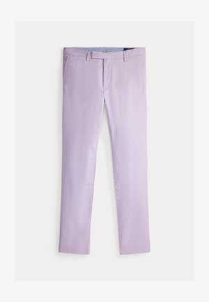 Slim nohavice farby orgován s pútkami na opasok, prednými vreckami a skrytým predným zipsom, položené na bielom pozadí.