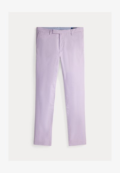 Λιλά παντελόνι skinny fit με θηλιές για ζώνη, μπροστινές τσέπες και κρυφό φερμουάρ μπροστά, απλωμένο επίπεδα σε λευκό φόντο.