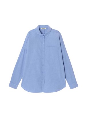 Chemise à manches longues bleu clair avec un col, une poche poitrine unique et un ourlet arrondi. Fabriquée en tissu lisse avec une texture subtile.