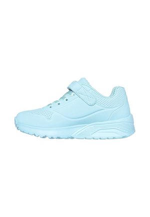 Scarpa atletica azzurro chiaro realizzata in materiale sintetico. Presenta un cinturino in velcro, accenti perforati e una suola in gomma testurizzata.