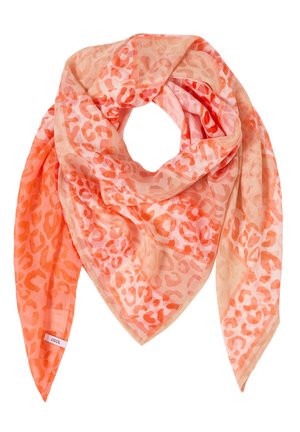 Lekki, trójkątny szalik z pomarańczowo-beżowym wzorem w panterkę i małą metką marki na jednym rogu.