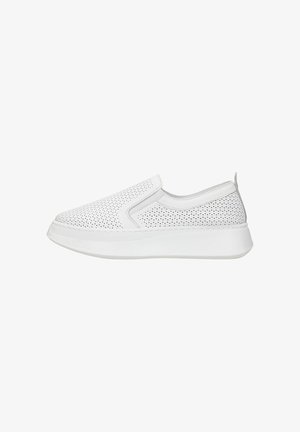 Bílá slip-on teniska s perforovaným svrchním povrchem, elastickými bočními panely a tlustou bílou podrážkou, navržená pro běžné nošení.