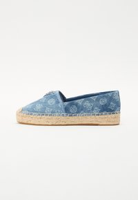 Blauwe denim espadrille met een geweven juten zool, met een herhalend patroon en een afgerond te ontwerp.