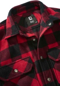 Rotes und schwarzes kariertes Flanellhemd mit Fleece-Struktur, ausgestattet mit Kragen, Druckknöpfen und zwei Vorderentaschen.