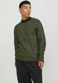 Jack & Jones JCOSPACE MOCK NECK - Džemper - olive night