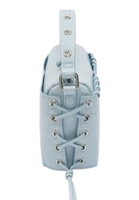 Jasnoniebieska torebka z faux skóry o prostokątnym kształcie, ze srebrnymi akcesoriami oraz krzyżującym się wzorem sznurowania na przodzie. Posiada uchwyt i zamek błyskawiczny.