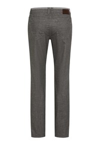 Grijze op maat gemaakte broek met een gladde textuur, recht gesneden, en een bruine leren patch aan de achterkant. Beschikt over standaard achterzakken en riemlussen.