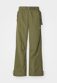 Leichtgewichtige olivgrüne Hose mit entspannter Passform, elastischem Bund, seitlichen Anpassungen, Zugband am Saum und einem kleinen Logo-Detail.